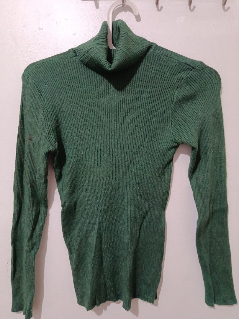 Green Ribbed Turtleneck Long Sleeve Top (Category: Longsleeves) located in Manila. Submitted by acmar012 (Listing ID 1470419568, Image 1). Description: - Color: Dark forest green - Style: Fitted ribbed turtleneck with long sleeves - Material: Stretchy, warm fabric - Versatility: Great layering piece for cooler weather.