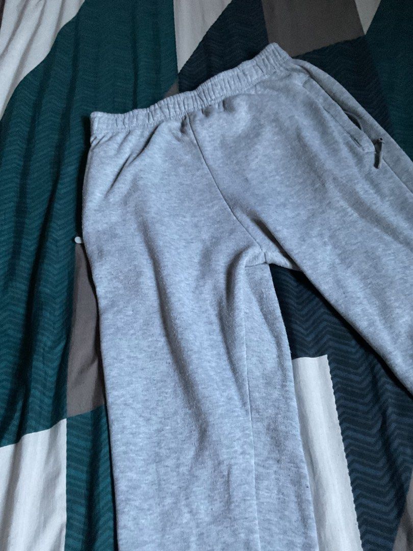 Grey jogging pants (Category: Joggers) located in Manila. Submitted by iya0810 (Listing ID 1470445684, Image 2). Description: .