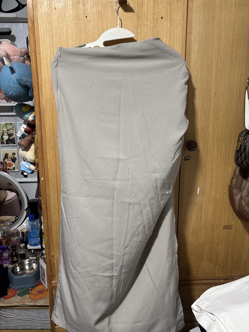Grey Long Skirt XL (Category: Skirts) located in Taguig. Submitted by pauu1234 (Listing ID 1470407826, Image 1). Description: 📌 Never been used 📌 Fits M-L body frames Original price: ₱160 - payment first basis - next day pick up (contact seller if needed immediately) - taguig area 😊.