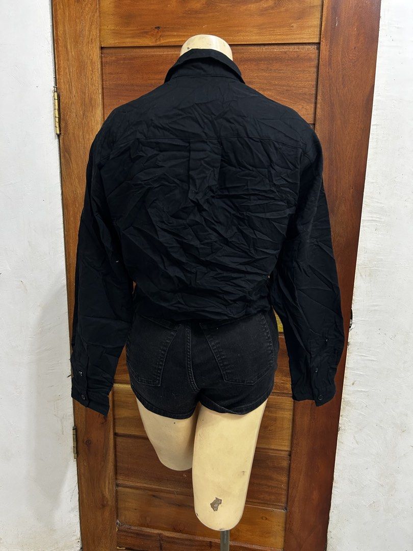 GU Black Button-Up Long Sleeve Blouse Size S (Category: Longsleeves) located in Valencia. Submitted by crizzagella20 (Listing ID 1470545790, Image 3). Description: - Brand/Model: GU black button-up blouse - Size: S - Material: 65% polyester, 35% cotton - Features: Long sleeves with button cuffs, classic collar, single chest pocket - Style: Versatile staple for office or casual wear.