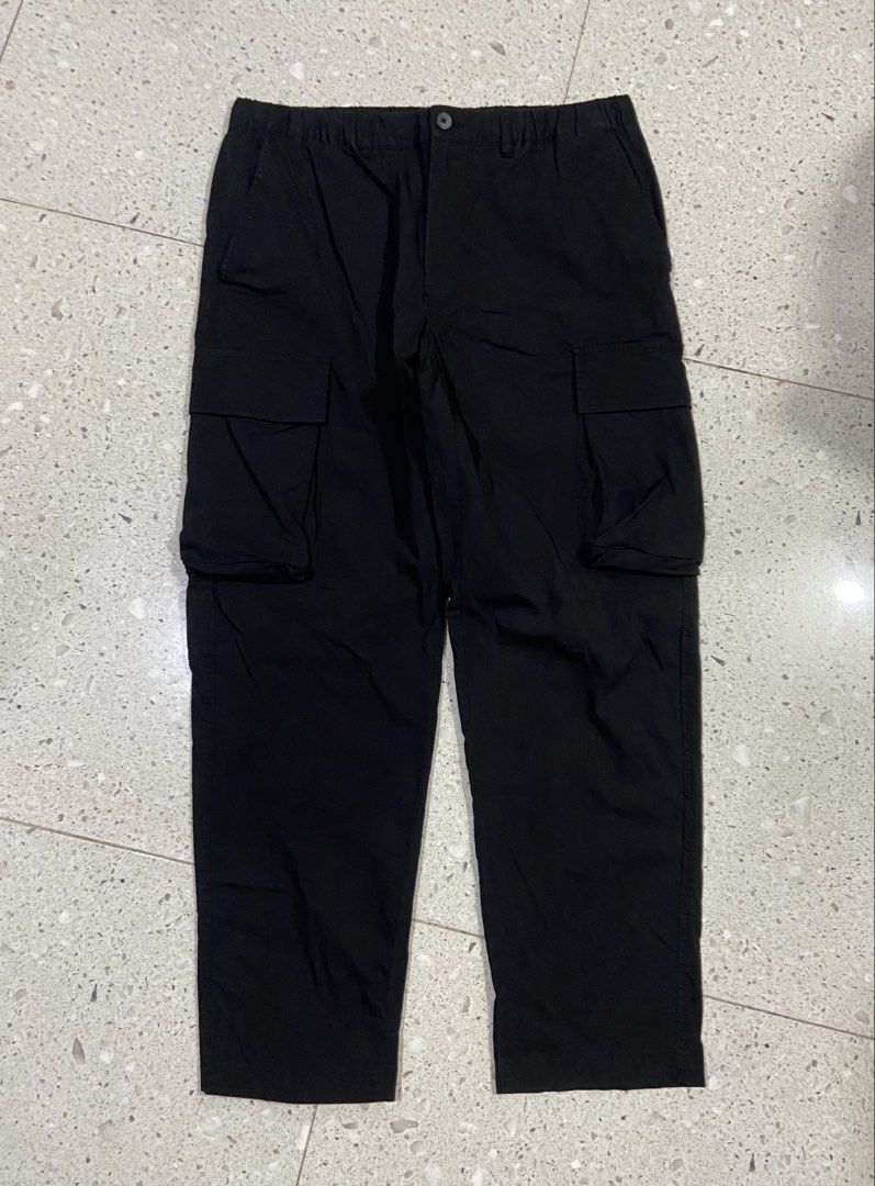 GU Black Cargo Pants XL (Category: Joggers) located in Calumpit. Submitted by Ketchi (Listing ID 1470500767, Image 1). Description: - Brand: GU - Color: Black - Size: XL - Fit: Relaxed fit with elastic waistband and button closure - Material: 97% cotton, 3% polyurethane - Features: Functional side pockets with ample storage - Condition: Comfort-focused daily wear pants.