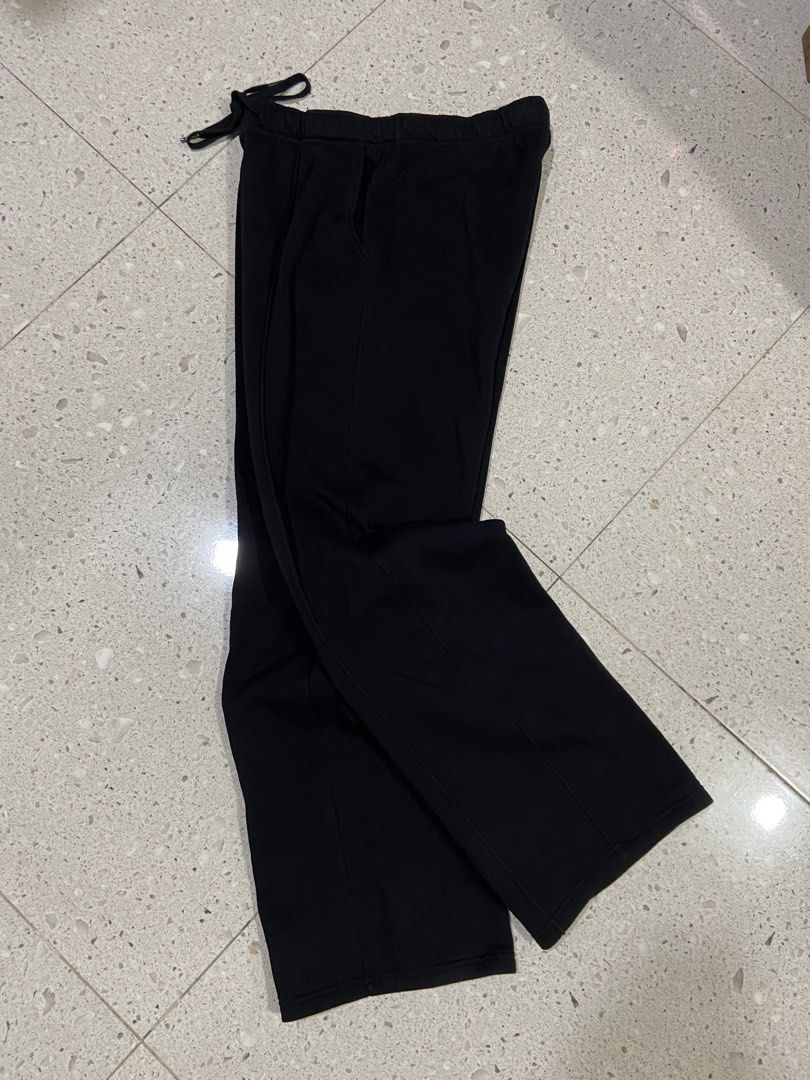 GU Black Sweatpants Size M (Category: Joggers) located in Calumpit. Submitted by Ketchi (Listing ID 1470499161, Image 2). Description: - Brand: GU - Color: Black - Size: M - Material: 80% cotton, 20% polyester with soft fleece interior lining - Waist: Drawstring waist with metal aglets - Details: Center seam details down the front of both legs - Pockets: Convenient side pockets - Origin: Made in Vietnam.