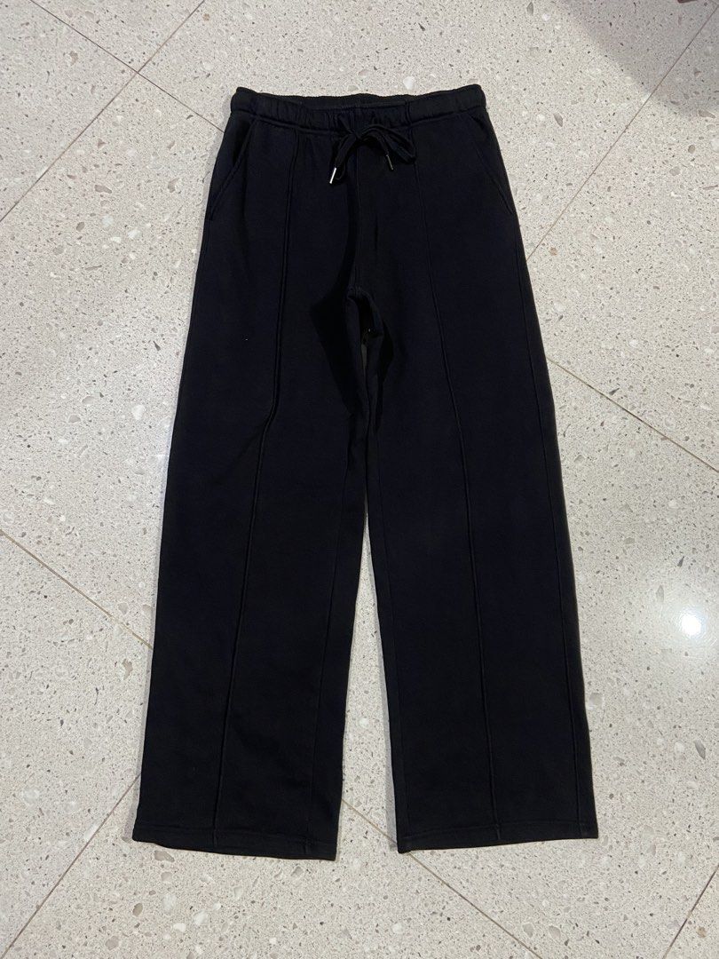 GU Black Sweatpants Size M (Category: Joggers) located in Calumpit. Submitted by Ketchi (Listing ID 1470499161, Image 1). Description: - Brand: GU - Color: Black - Size: M - Material: 80% cotton, 20% polyester with soft fleece interior lining - Waist: Drawstring waist with metal aglets - Details: Center seam details down the front of both legs - Pockets: Convenient side pockets - Origin: Made in Vietnam.