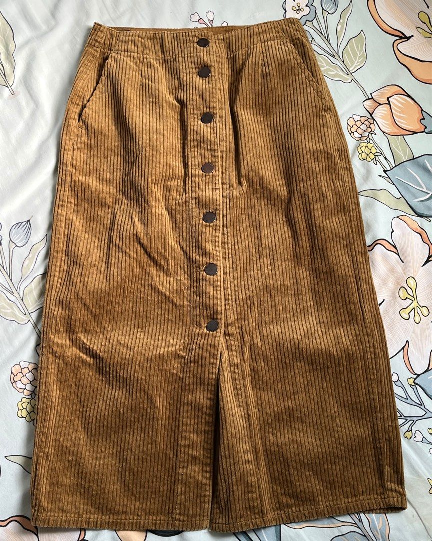 GU Brown Corduroy Button-Front Midi Skirt (Category: Skirts) located in Manila. Submitted by atlhae (Listing ID 1470446295, Image 3). Description: has two front pockets. Size: XS-S (23-25 in) Length: 3-4in below the knee on a 5’1 wearer. (for reference) pre-loved ukay find in good condition. .