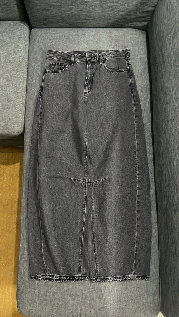GU by Uniqlo Barrel Pants (Category: Jeans) located in Munoz. Submitted by kobswitdathrifts (Listing ID 1470482763, Image 2). Description: 30-32 waist, 40.5 length, 13.5 thigh & 9.5 leg opening.
