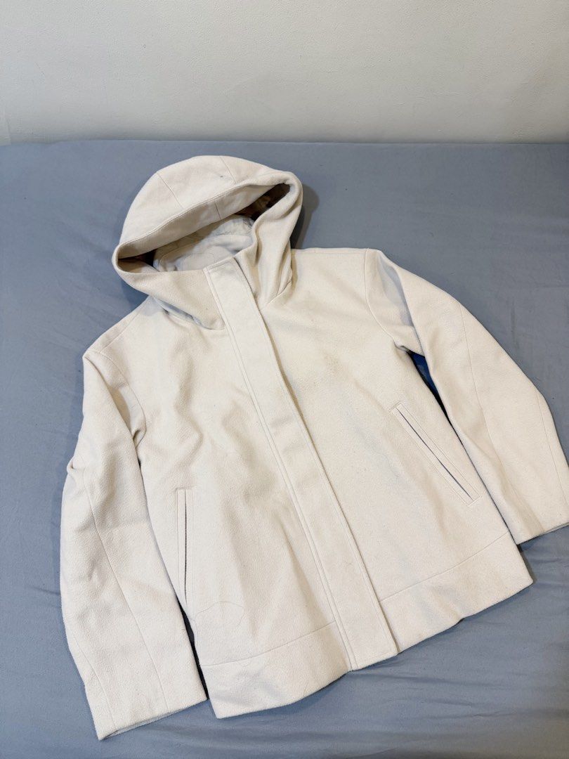 GU Cozy Melton Short Wool Coat (Category: Coats, Jackets and Outerwear) located in Rizal. Submitted by tomatoramenn (Listing ID 1470460144, Image 1). Description: Used twice only. Japan and Taiwan Trip only Still good as new (need wash only) Beige Size - Small.