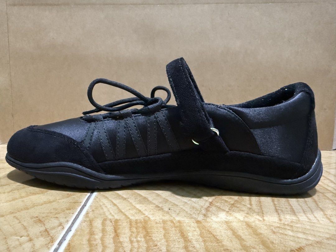 GU Japan Ballet Sneakers (Category: Sneakers & Footwear) located in Muntinlupa City. Submitted by sellesayo08 (Listing ID 1470357189, Image 3). Description: - Color: Black - Style: Casual slip-on shoes - Fit: Elastic bungee laces with adjustable velcro strap over the instep - Details: Stylish suede panels on the toe cap and around the sole - Condition: Ready for daily wear.
