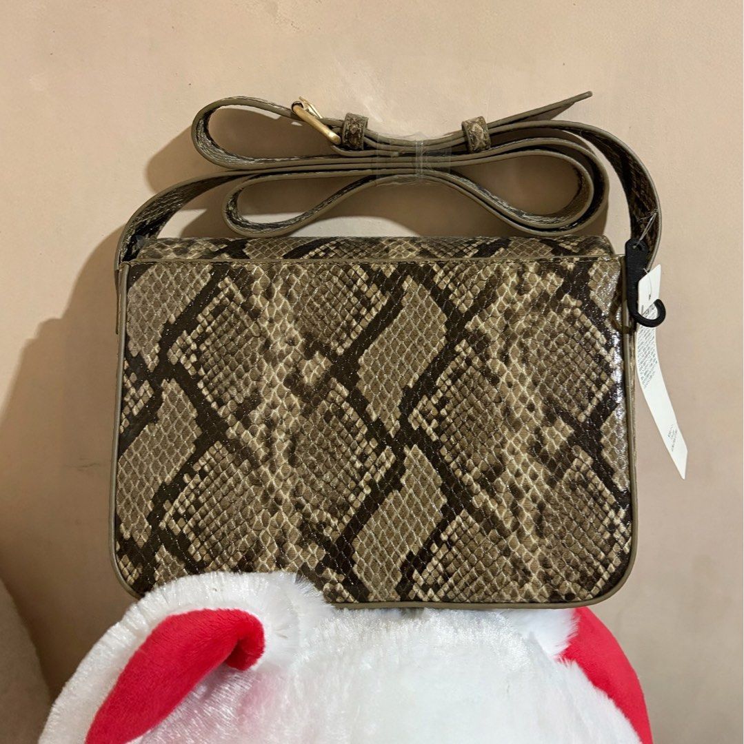 GU Square Flap Snake Print Shoulder Bag Beige (Category: Cross-body Bags) located in Quezon City. Submitted by mayangski77 (Listing ID 1470360376, Image 2). Description: - Brand new with original store tags - Trendy snake print design in beige (Color 32) - Secure magnetic clasp closure - Convenient adjustable crossbody strap - Material: Synthetic leather - Size: One size fits all.