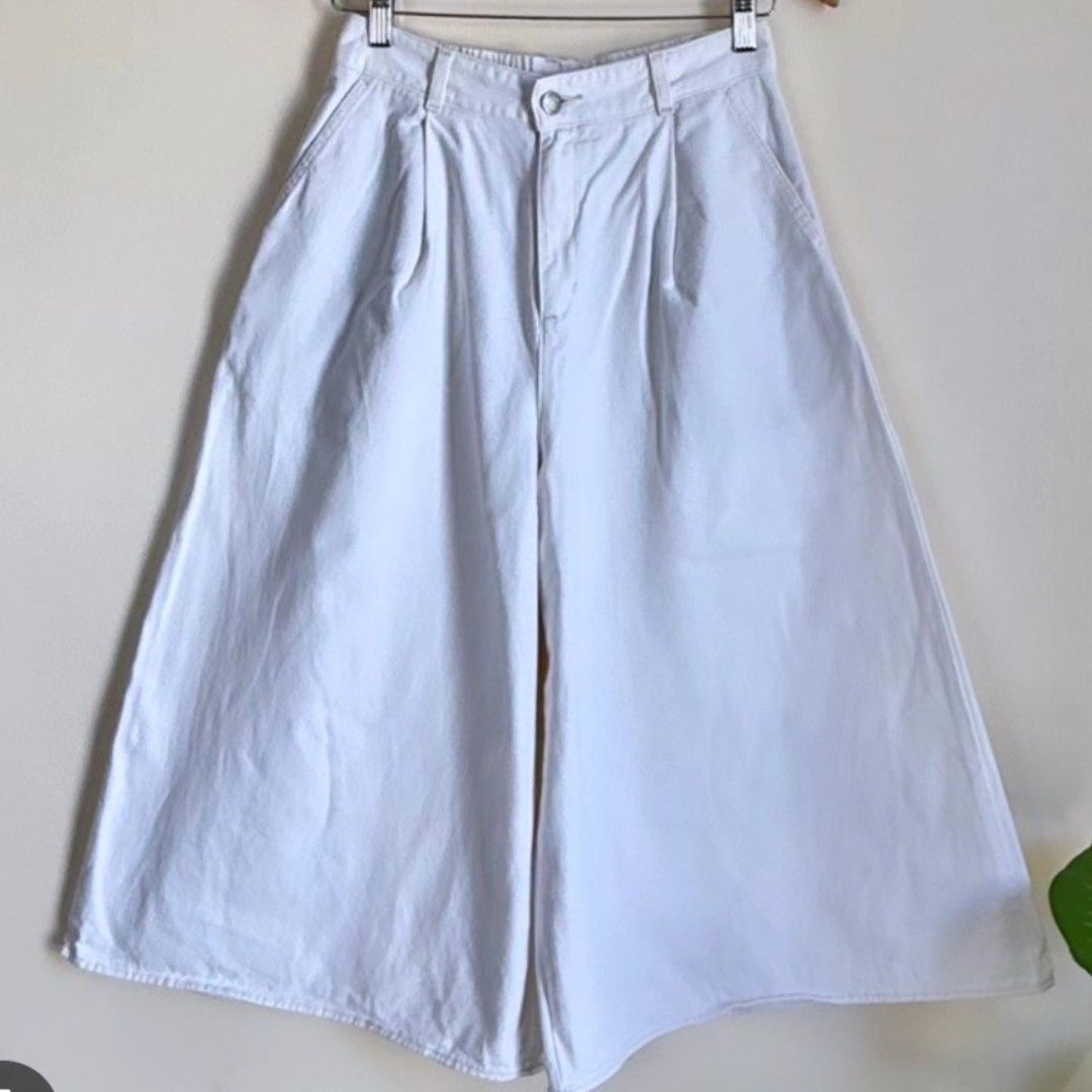 GU White Denim Wide Leg Cullotes Pants (Category: Jeans) located in Quezon City. Submitted by chph1st (Listing ID 1470456320, Image 1). Description: .