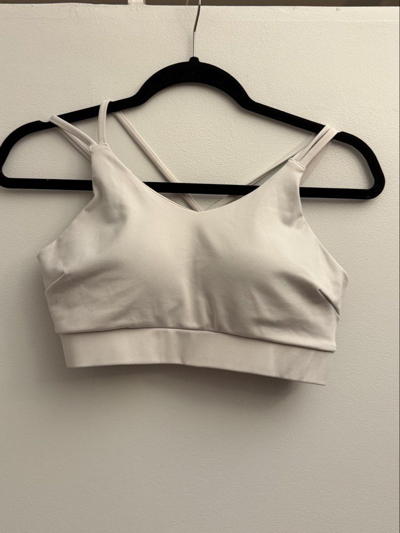 GU White Sports Bra Medium (Category: Activewear) located in Manila. Submitted by closetclearout.mnl (Listing ID 1470396987, Image 1). Description: Too big on me best fit - medium .
