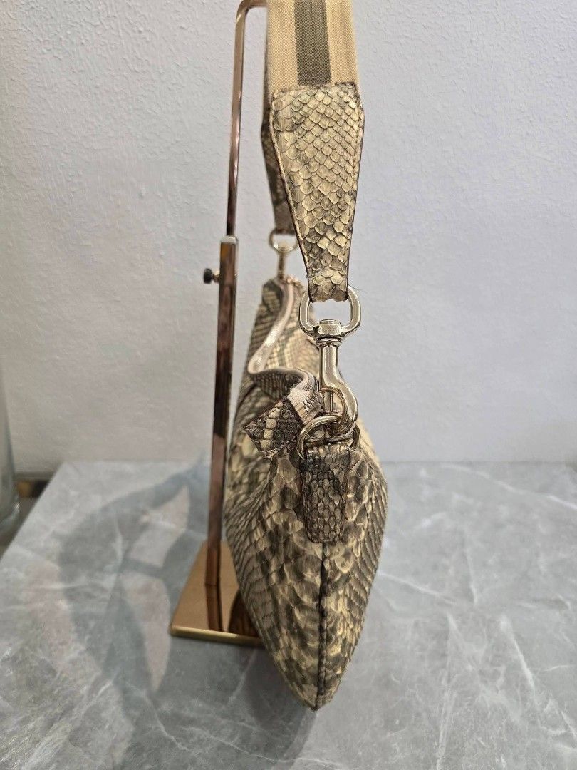 Gucci Python Hobo Bag Authentic💯💯 (Category: Shoulder Bags) located in Davao. Submitted by SecondhandItems97 (Listing ID 1470421434, Image 3). Description: Medium size Real Python Skin💯 Includes Gucci dustbag💯.