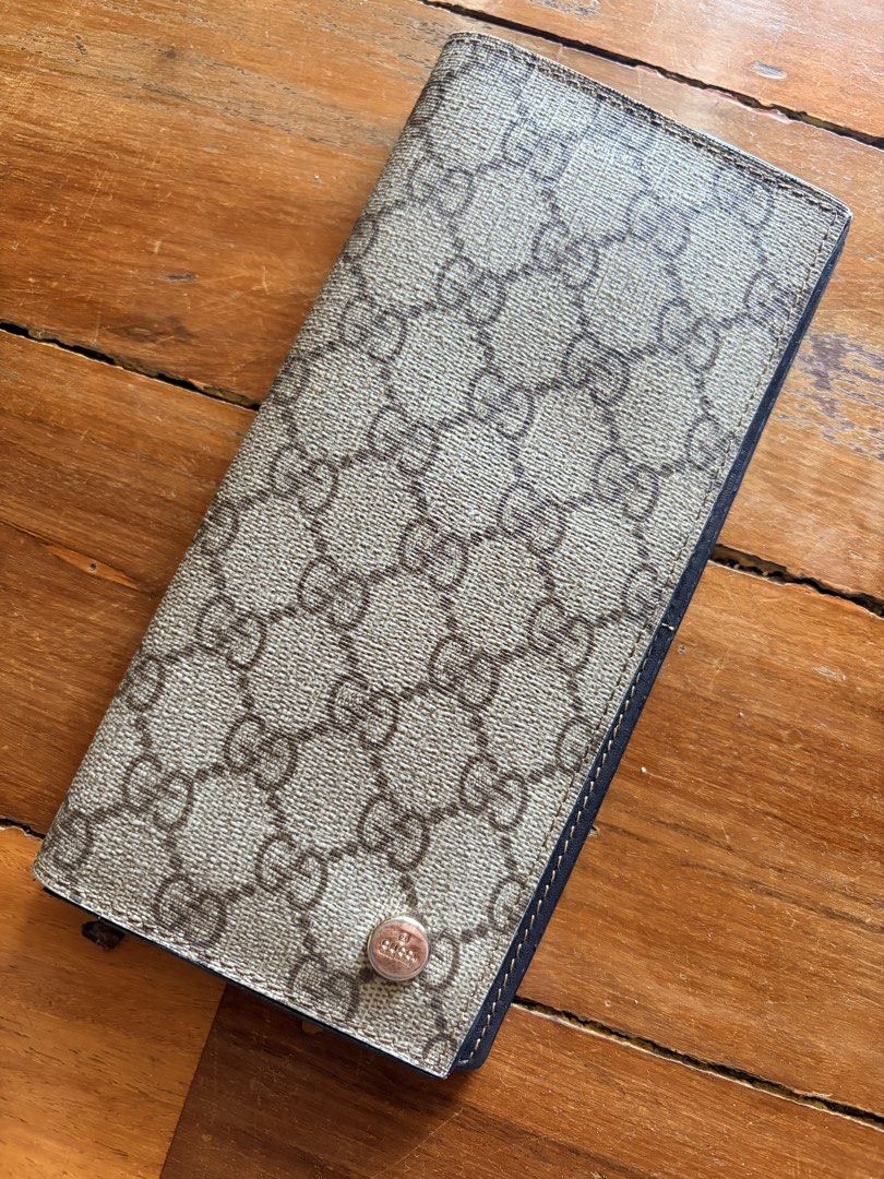 Gucci slim wallet (Category: Luxury Bags & Wallets) located in San Pascual. Submitted by s3resale (Listing ID 1470383590, Image 1). Description: Rubber lining see photos.. Coded.