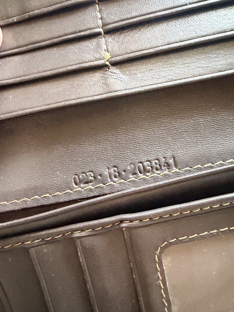 Gucci slim wallet (Category: Luxury Bags & Wallets) located in San Pascual. Submitted by s3resale (Listing ID 1470383590, Image 3). Description: Rubber lining see photos.. Coded.