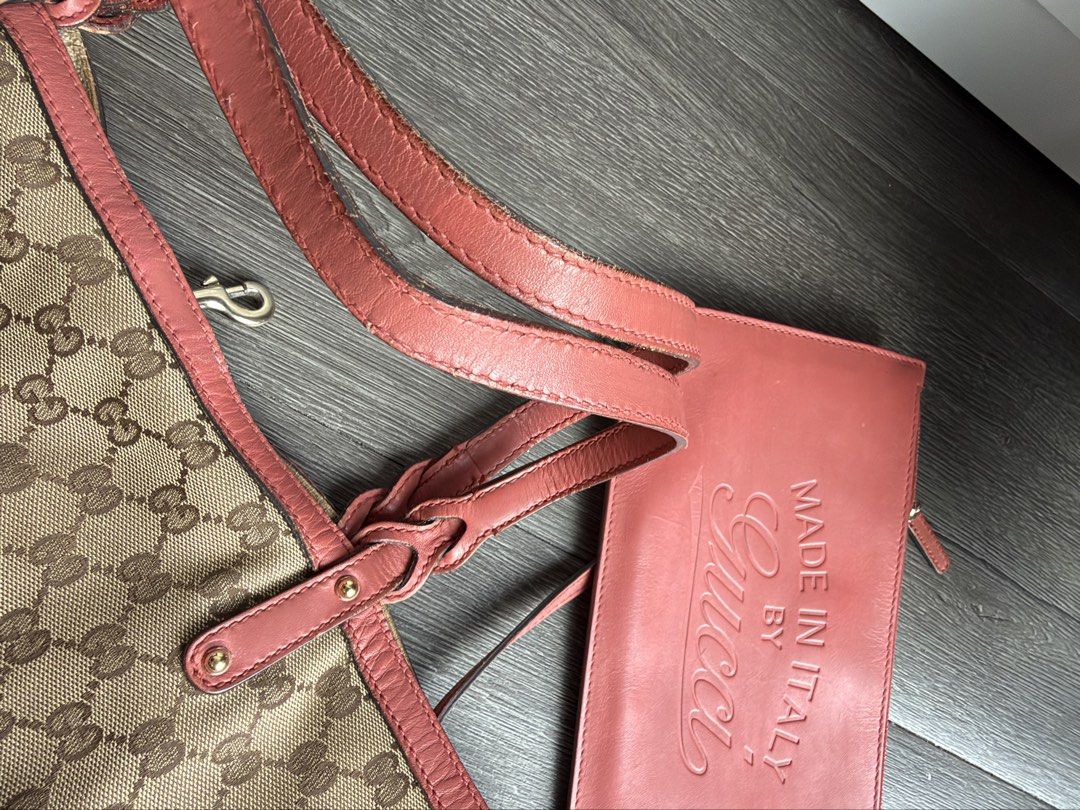 GUCCI TOTE WITH POUCH (Category: Luxury Bags & Wallets) located in Makati City. Submitted by moiobsession (Listing ID 1470086102, Image 3). Description: authentic makati onhand.