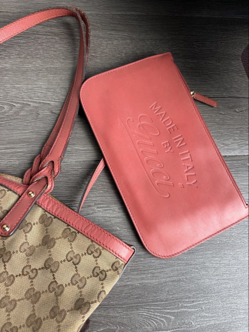 GUCCI TOTE WITH POUCH (Category: Luxury Bags & Wallets) located in Makati City. Submitted by moiobsession (Listing ID 1470086102, Image 2). Description: authentic makati onhand.