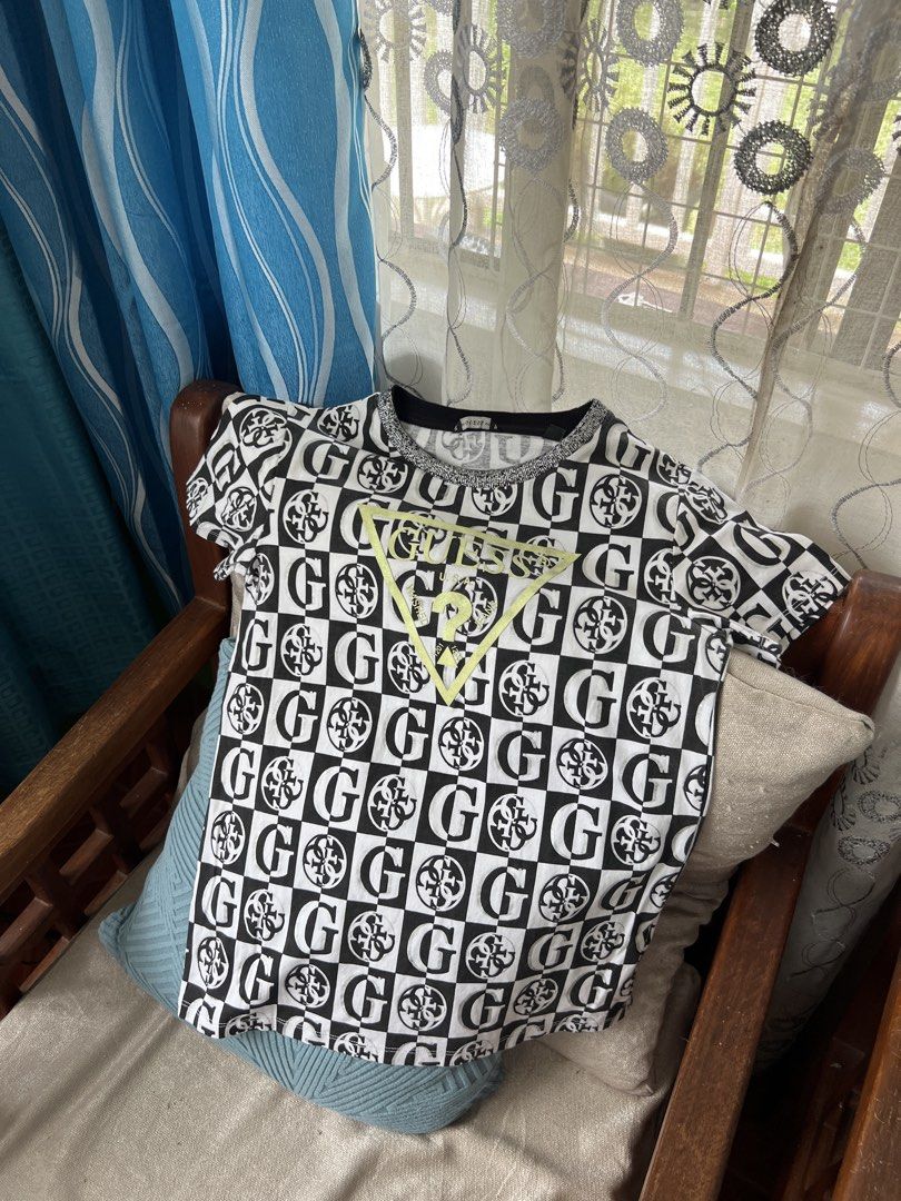 GUESS (Category: Shirts) located in Solano. Submitted by aljoners (Listing ID 1470354875, Image 3). Description: Size: 14 Width: 16 Length: 22 Color rate: 10/10 Condition: 10/10 Issue/s: None - With Glitters yung Guess logo design & pati sa neck “Color may vary due to lighting”.