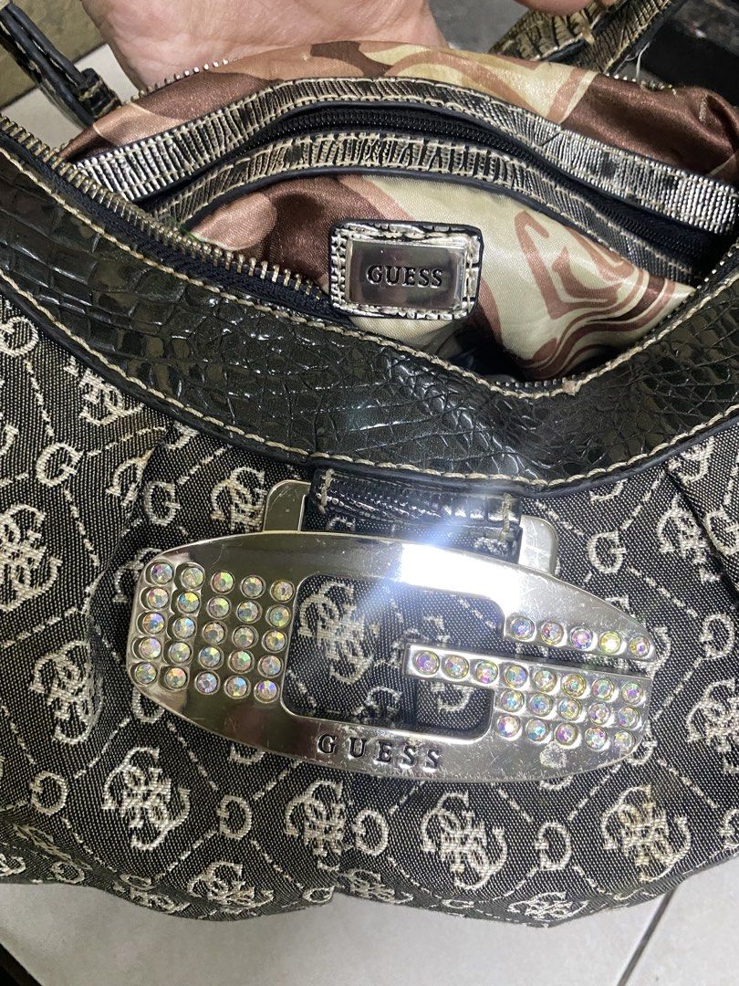 guess bag (Category: Shoulder Bags) located in Iligan City. Submitted by idropvintagegems (Listing ID 1470386196, Image 2). Description: still hearing offers current offer is ₱2,000 + 100 inc.