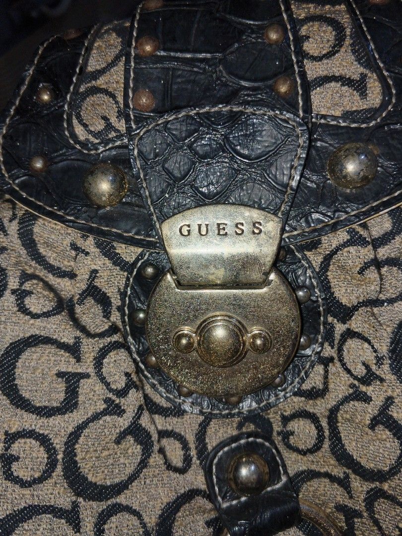 Guess Y2k vintage bag (Category: Luxury Bags & Wallets) located in Manila. Submitted by delacruz.j17 (Listing ID 1470481658, Image 3). Description: AUTHENTIC!! RUSHHH.