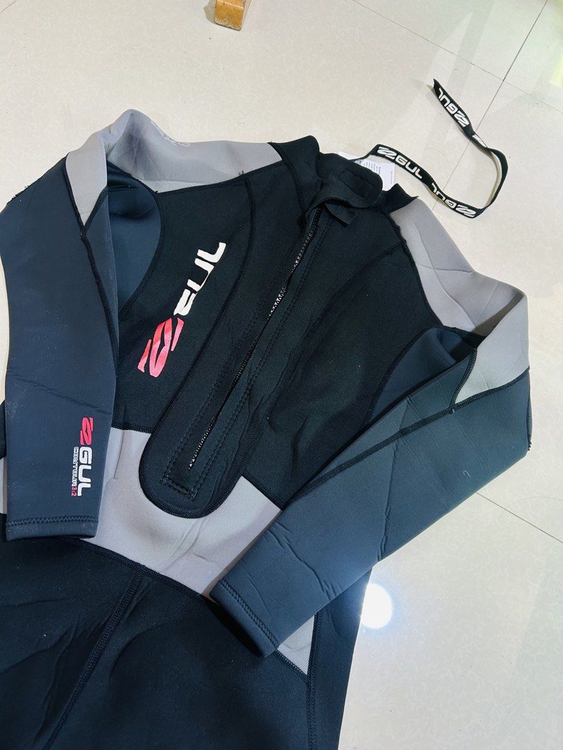 Gul Contour 3:2 Wetsuit Black Grey Size S (Category: Rash guard) located in Manila. Submitted by starbalesukandjapansurplus (Listing ID 1470349323, Image 3). Description: Size Small on tag fit up to Semi Large- Brand: Gul Contour 3:2 Wetsuit - Colorway: Black and grey with red and white branding - Size: UK S, EU S, US S, Asia M - Entry System: Front chest zip - Material: Neoflex supreme flexibility - Condition: Brand new with charity shop tag att