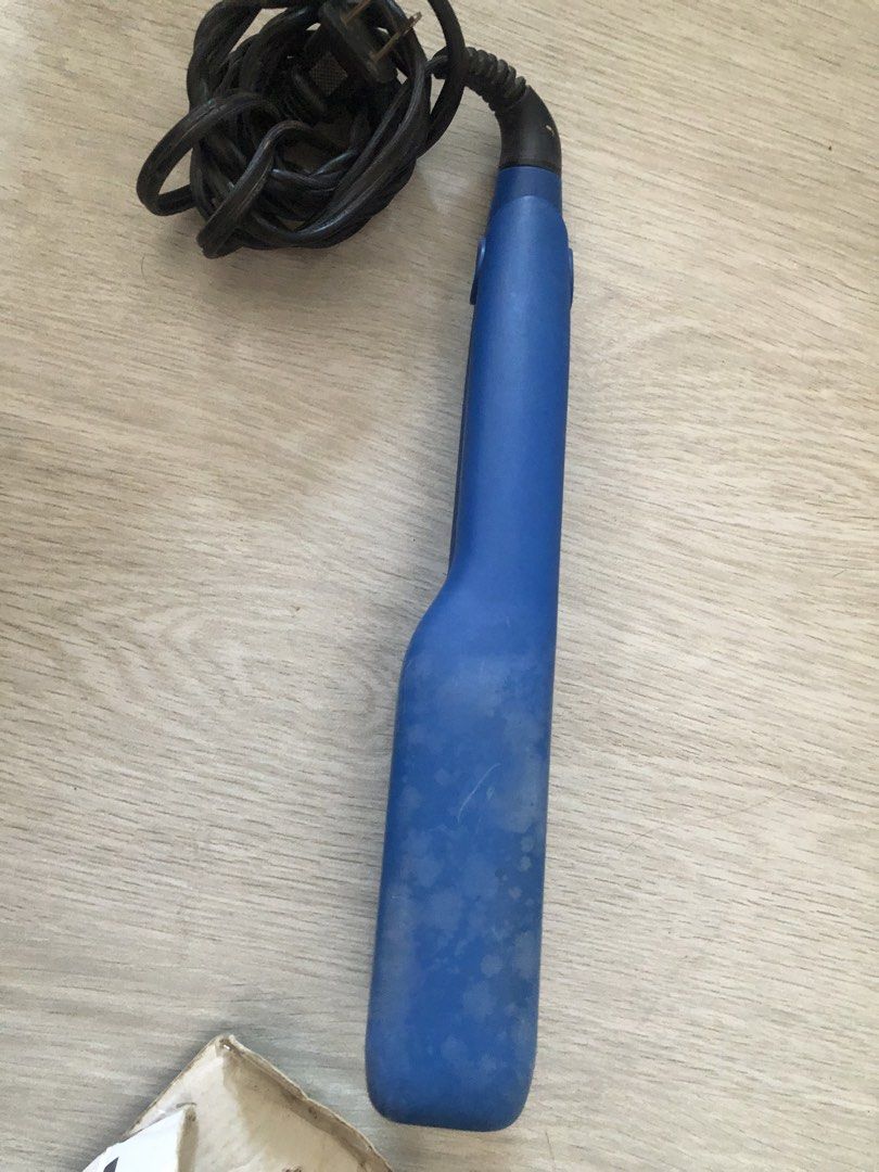 Hair Straightener (Category: Hair) located in Santa Ana. Submitted by kanek.en_ (Listing ID 1470413539, Image 2). Description: 120-240V (43W) - had this for years, hot enough na yung low nito and nakakastraight pa rin - can also use as curler.