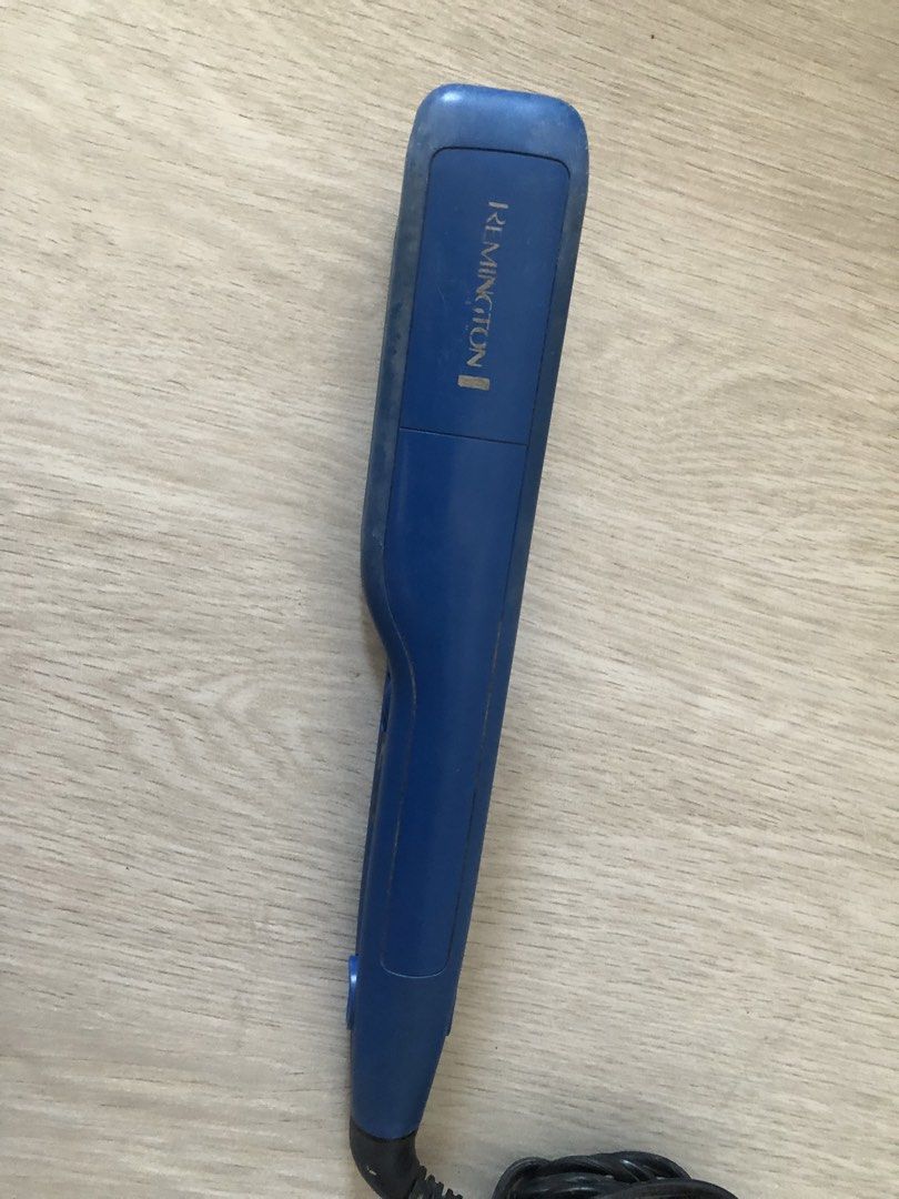 Hair Straightener (Category: Hair) located in Santa Ana. Submitted by kanek.en_ (Listing ID 1470413539, Image 3). Description: 120-240V (43W) - had this for years, hot enough na yung low nito and nakakastraight pa rin - can also use as curler.