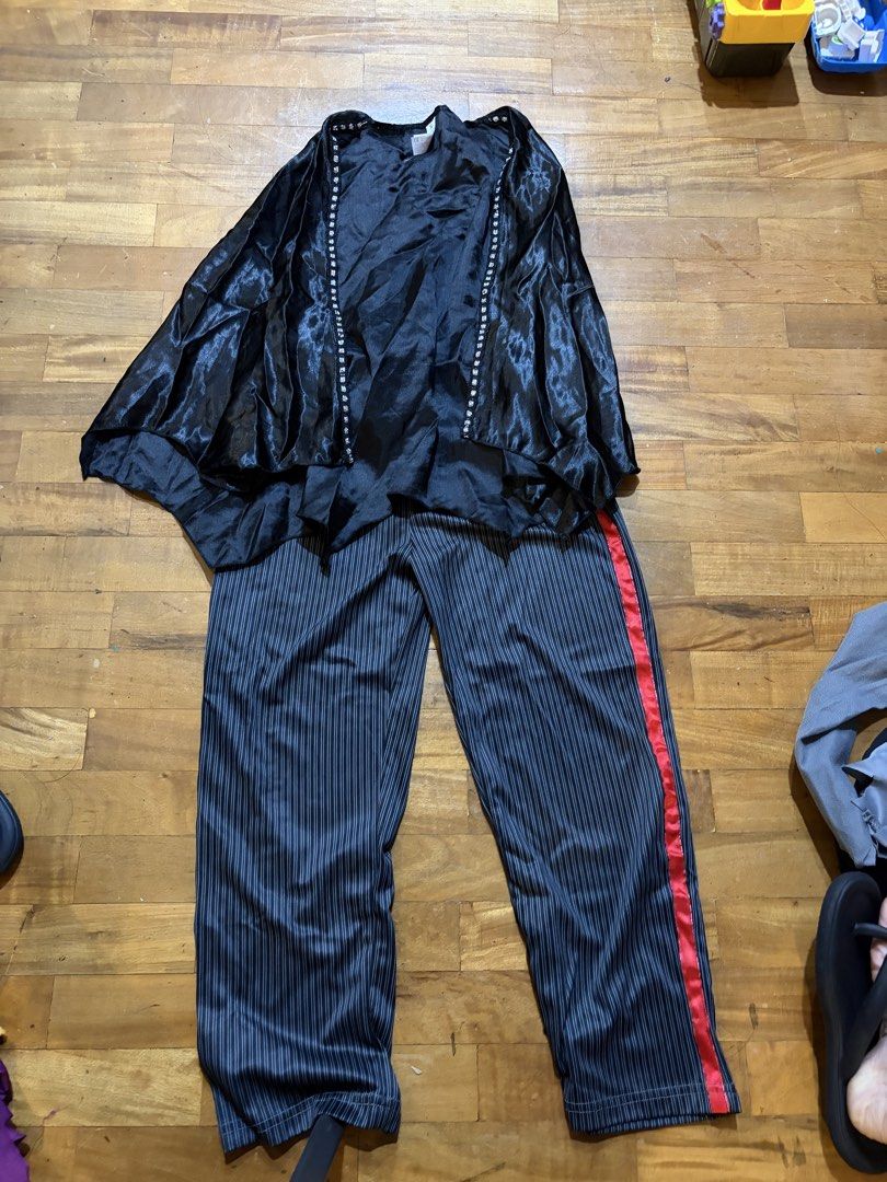 hallowen costume 130-140cm set (Category: Babies & Kids Fashion) located in Manila. Submitted by chandleria (Listing ID 1470459232, Image 1). Description: in excellent condition.