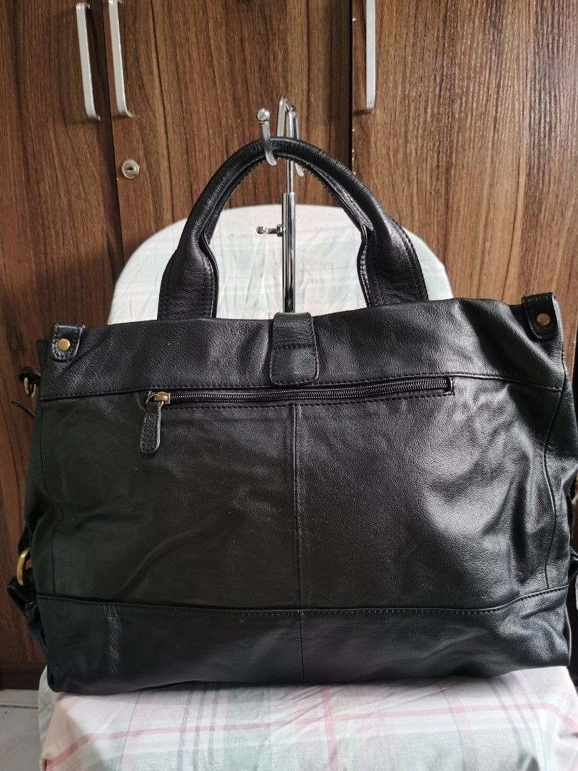 HAND/SHOULDER BAG (Category: Shoulder Bags) located in Bacolod City. Submitted by mzb06 (Listing ID 1470388751, Image 2). Description: GENUINE SOFT LEATHER MATERIAL, LARGE SIZE, 3 COMPARTMENT INSIDE. NO FLAWS. DETAILED PICTURES POSTED FOR REFERENCE..