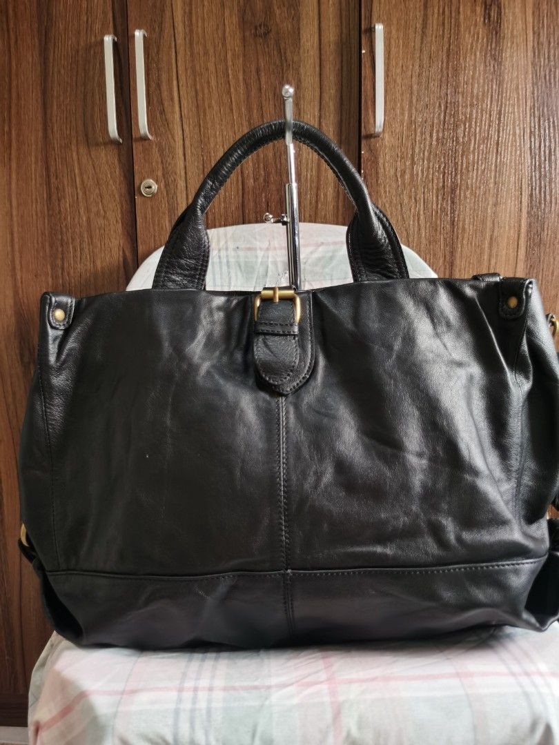 HAND/SHOULDER BAG (Category: Shoulder Bags) located in Bacolod City. Submitted by mzb06 (Listing ID 1470388751, Image 1). Description: GENUINE SOFT LEATHER MATERIAL, LARGE SIZE, 3 COMPARTMENT INSIDE. NO FLAWS. DETAILED PICTURES POSTED FOR REFERENCE..