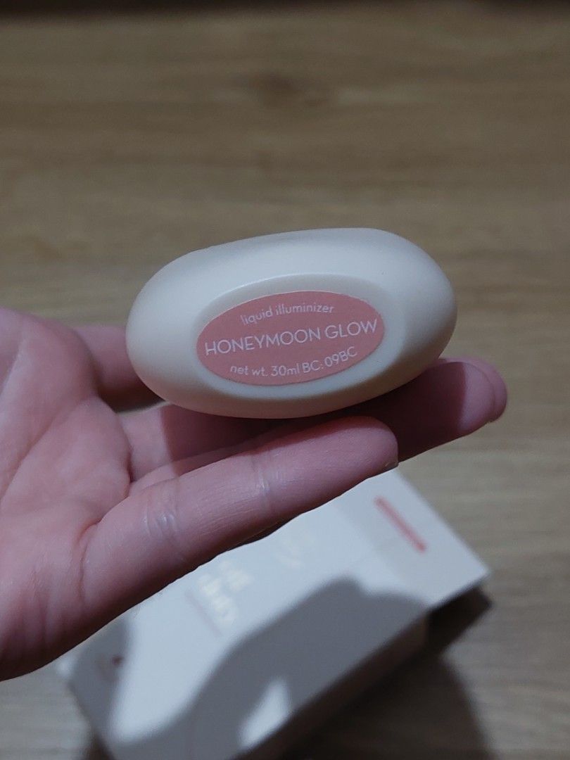 Happy Skin Liquid Illuminizer (Category: Makeup) located in Cavite. Submitted by prettyonfleek.finds (Listing ID 1470353731, Image 2). Description: Still unused. Bought for around ₱1000. RFS - wrong shade. can meet up around Dasmariñas or via lalamove.
