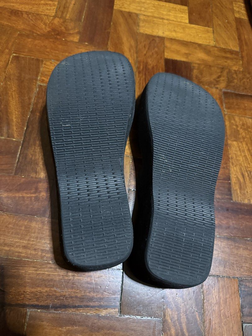 Havaianas high slippers (Category: Slippers and slides) located in San Juan City. Submitted by teas_atbp (Listing ID 1470353150, Image 3). Description: .