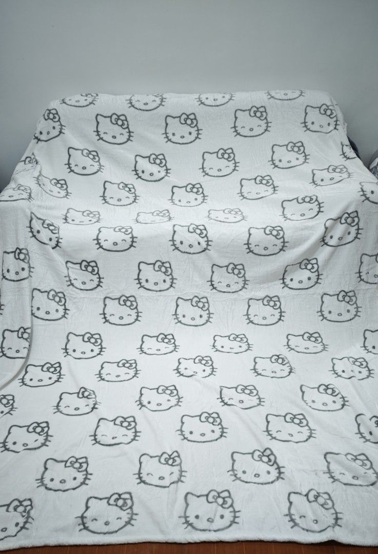 Hello Kitty White Fur Fleece Blanket - SemiQueen (Category: Bedding & Towels) located in Mariveles. Submitted by hl.reyrfinds (Listing ID 1470494352, Image 1). Description: 🍀☘️🍀☘️🍀 Fur Fleece Blanket Soft, Heavy Glossy ‼️ Minimal washable dirt Pay First. MOD: JnT.