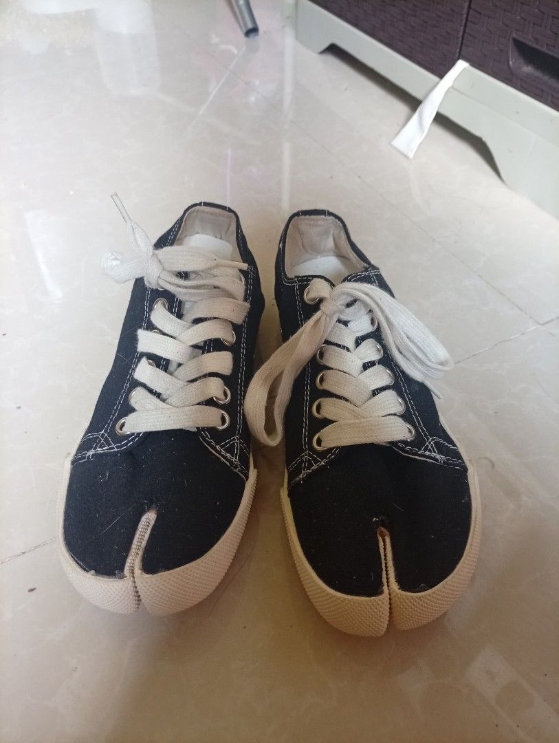 Hengsheng Split Toe Tabis Canvas Sneakers Black (Category: Sneakers) located in Manila. Submitted by lilsintenel (Listing ID 1470392310, Image 1). Description: - Style: Black canvas split-toe / tabi sneakers - Details: White contrast laces and stitching - Soles: Brown rubber with herringbone traction pattern - Insoles: Removable with Hengsheng text and ISO-9001 print - Condition: Clean soles with minimal signs of wear.