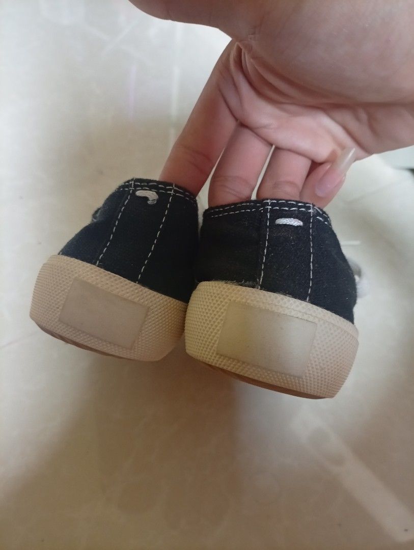 Hengsheng Split Toe Tabis Canvas Sneakers Black (Category: Sneakers) located in Manila. Submitted by lilsintenel (Listing ID 1470392310, Image 2). Description: - Style: Black canvas split-toe / tabi sneakers - Details: White contrast laces and stitching - Soles: Brown rubber with herringbone traction pattern - Insoles: Removable with Hengsheng text and ISO-9001 print - Condition: Clean soles with minimal signs of wear.