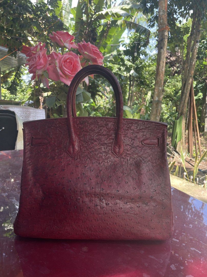 Hermes genuine ostrich leather (Category: Luxury Bags & Wallets) located in Mambajao. Submitted by keysse1432 (Listing ID 1470376857, Image 3). Description: Genuine ostrich leather coded riri zipper no major issue only sign of wear ukay Japan surplus source…please if you make offer sa sure buyer lang.at Huwag mag hanap nag 100% orig kung ganitong presyu kasi di pa naman pina authenticate.darken handle .