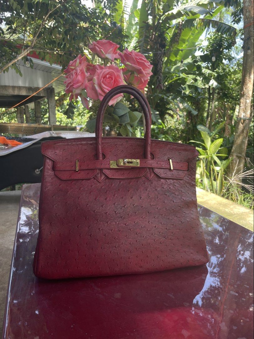 Hermes genuine ostrich leather (Category: Luxury Bags & Wallets) located in Mambajao. Submitted by keysse1432 (Listing ID 1470376857, Image 1). Description: Genuine ostrich leather coded riri zipper no major issue only sign of wear ukay Japan surplus source…please if you make offer sa sure buyer lang.at Huwag mag hanap nag 100% orig kung ganitong presyu kasi di pa naman pina authenticate.darken handle .