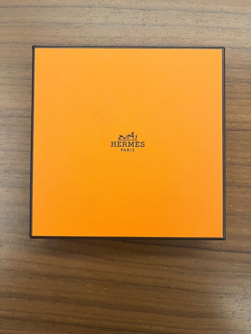Hermès Perfume Set Eau des Merveilles Twilly d'Hermès (Category: Fragrance & Deodorants) located in Makati City. Submitted by hikat01 (Listing ID 1470414721, Image 3). Description: - Authentic Hermès Fragrance Gift Set - Includes 4 distinct scents: Eau des Merveilles, Eau des Merveilles Bleue, Twilly d'Hermès Eau Ginger, and Twilly d'Hermès Eau Poivrée - Each spray bottle includes its own signature orange protective pouch - Comes complete with th