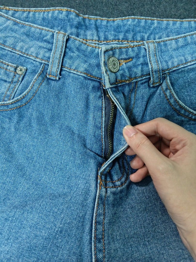 High Waist Clean Cut Denim Shorts (Category: Shorts) located in Manila. Submitted by babymango25 (Listing ID 1470442968, Image 2). Description: Size 25-26 No flaws, just the tag from the back Soft denim Not branded but quality is giving.
