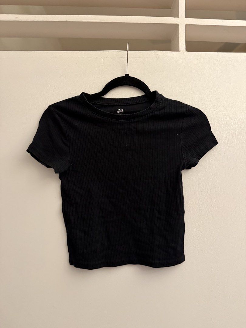 H&M Basic Black Cotton Top Small (Category: Shirts) located in Manila. Submitted by closetclearout.mnl (Listing ID 1470401158, Image 2). Description: small decluttering .