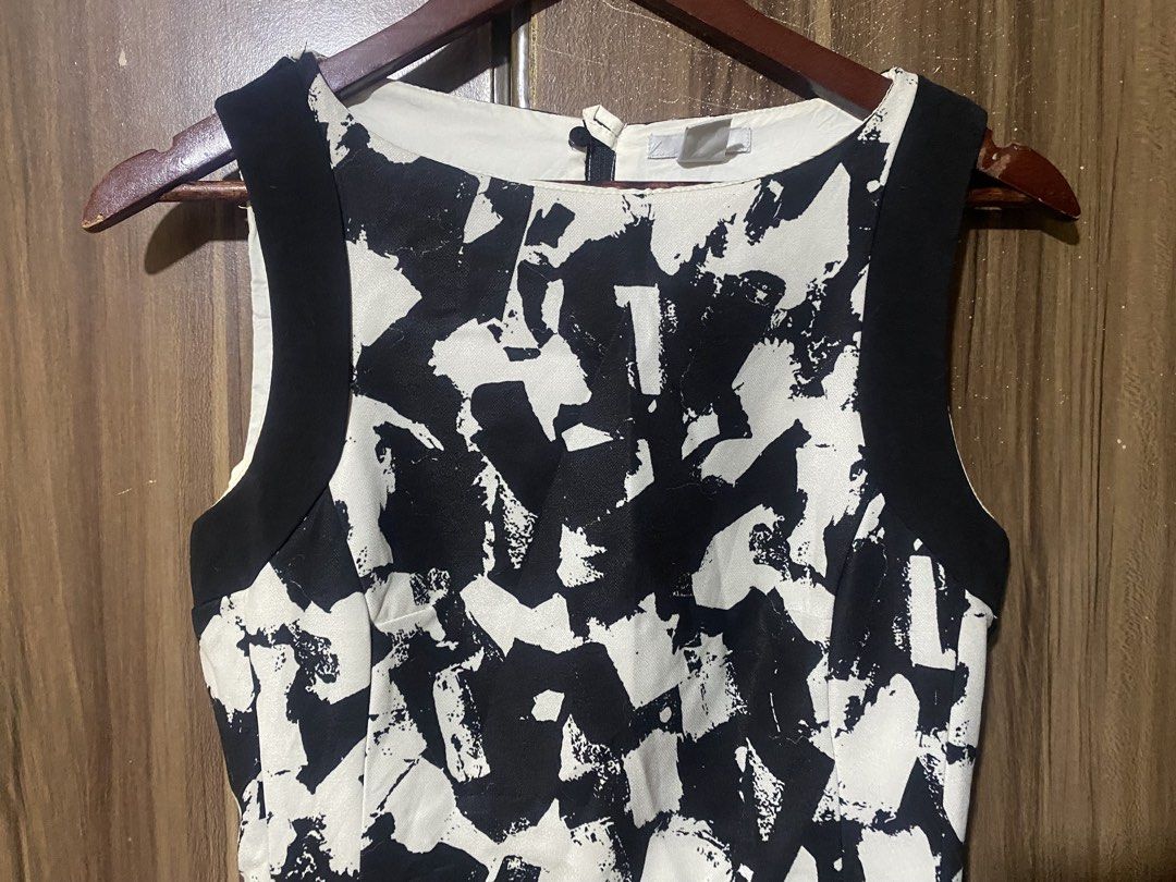 H&M Black & White Shift Dress (Category: Dresses) located in Quezon City. Submitted by ysabellashoppe (Listing ID 1470395139, Image 3). Description: Like new condition H&M Black & White Shift Dress. Size Small. .