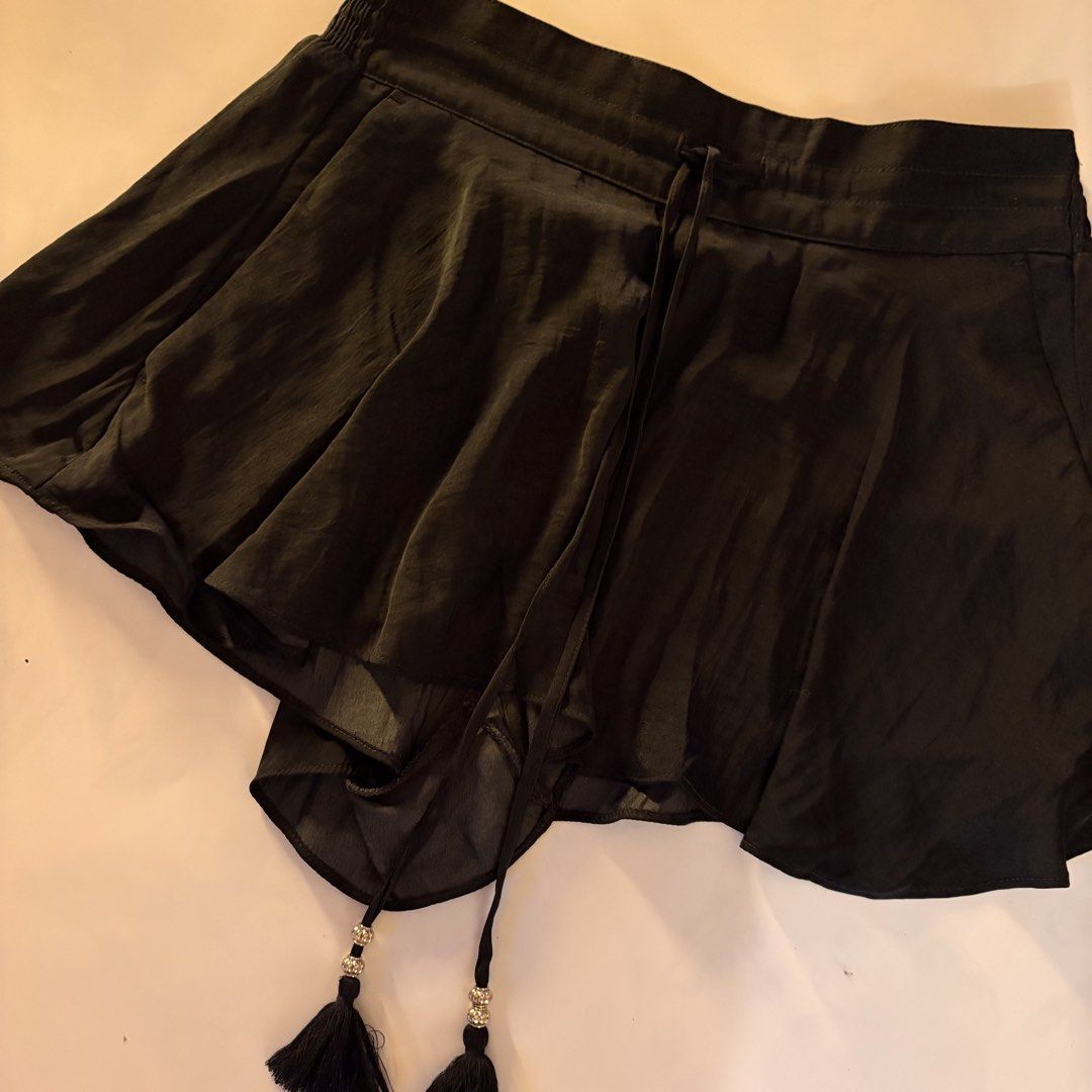 H&M black boho pretty flowy shorts (Category: Shorts) located in Quezon City. Submitted by kaelian_couture (Listing ID 1470465260, Image 2). Description: .