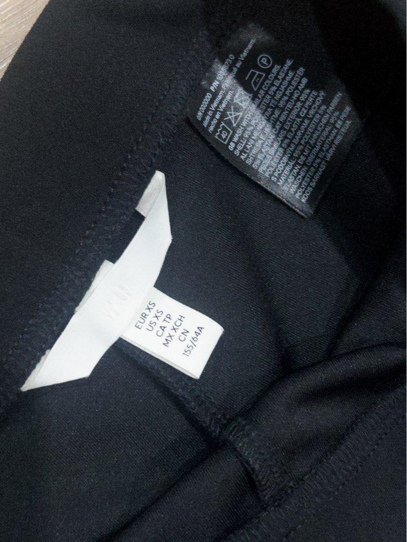 H&M Black Flare Pants XS (Category: Jeans) located in Manila. Submitted by extras_bym (Listing ID 1470443028, Image 2). Description: - Brand: H&M - Size: XS (Great waist fit) - Style: Slim fit through thighs with a flared leg - Material: Stretchy polyester and elastane blend - Versatility: Perfect daily staple, easy to dress up or down.