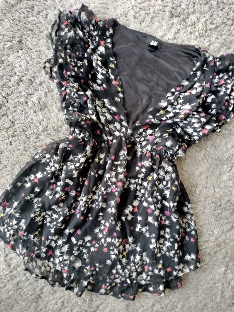 H&M Black Floral Chiffon Ruffle Blouse (Category: Blouses) located in Digos. Submitted by asteria_dollette (Listing ID 1470510837, Image 3). Description: :¨ ·.· ¨: `· . size: m ⋆.˚🎀⋆࿐♡⋆.˚ length: 24” || bust: 30” || waist: 28” || mine: ₱165 grab: ₱250 steal: ₱350 lock: ₱500 (yours) ໒꒰ྀི´ ˘ ` ꒱ྀིა ˚ʚ♡ɞ˚ 𝐦𝐢𝐧𝐞/𝐠𝐫𝐚𝐛/𝐥𝐨𝐜𝐤 𝐞𝐧𝐝𝐬 𝐨𝐧 𝐨𝐜𝐭 𝟑𝟎 || 𝟏𝟎:𝟎𝟎 𝐩𝐦 ˚ʚ♡ɞ˚ 𝐬𝐡𝐢𝐩𝐩𝐢𝐧𝐠 𝐨𝐟 𝐢𝐭𝐞𝐦𝐬: 𝐟𝐫𝐢𝐝𝐚𝐲 & 𝐦𝐨𝐧𝐝𝐚𝐲 ˚ʚ♡ɞ˚ 