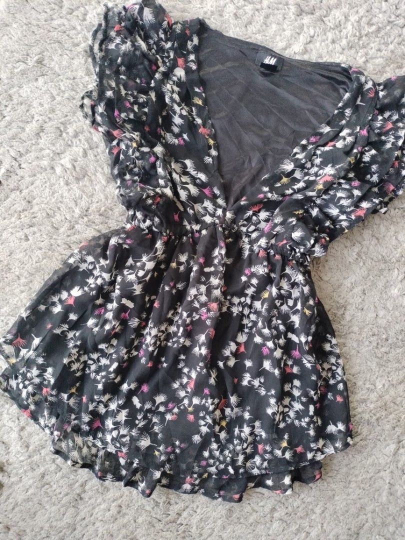 H&M Black Floral Chiffon Ruffle Blouse (Category: Blouses) located in Digos. Submitted by asteria_dollette (Listing ID 1470510837, Image 2). Description: :¨ ·.· ¨: `· . size: m ⋆.˚🎀⋆࿐♡⋆.˚ length: 24” || bust: 30” || waist: 28” || mine: ₱165 grab: ₱250 steal: ₱350 lock: ₱500 (yours) ໒꒰ྀི´ ˘ ` ꒱ྀིა ˚ʚ♡ɞ˚ 𝐦𝐢𝐧𝐞/𝐠𝐫𝐚𝐛/𝐥𝐨𝐜𝐤 𝐞𝐧𝐝𝐬 𝐨𝐧 𝐨𝐜𝐭 𝟑𝟎 || 𝟏𝟎:𝟎𝟎 𝐩𝐦 ˚ʚ♡ɞ˚ 𝐬𝐡𝐢𝐩𝐩𝐢𝐧𝐠 𝐨𝐟 𝐢𝐭𝐞𝐦𝐬: 𝐟𝐫𝐢𝐝𝐚𝐲 & 𝐦𝐨𝐧𝐝𝐚𝐲 ˚ʚ♡ɞ˚ 