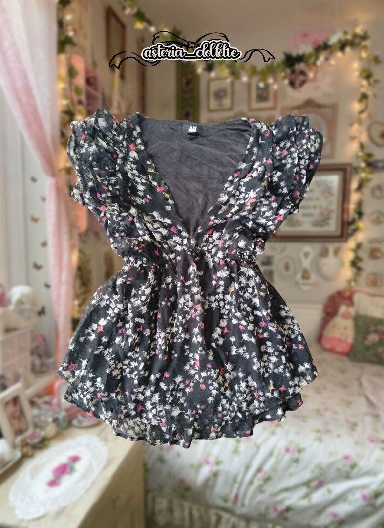 H&M Black Floral Chiffon Ruffle Blouse (Category: Blouses) located in Digos. Submitted by asteria_dollette (Listing ID 1470510837, Image 1). Description: :¨ ·.· ¨: `· . size: m ⋆.˚🎀⋆࿐♡⋆.˚ length: 24” || bust: 30” || waist: 28” || mine: ₱165 grab: ₱250 steal: ₱350 lock: ₱500 (yours) ໒꒰ྀི´ ˘ ` ꒱ྀིა ˚ʚ♡ɞ˚ 𝐦𝐢𝐧𝐞/𝐠𝐫𝐚𝐛/𝐥𝐨𝐜𝐤 𝐞𝐧𝐝𝐬 𝐨𝐧 𝐨𝐜𝐭 𝟑𝟎 || 𝟏𝟎:𝟎𝟎 𝐩𝐦 ˚ʚ♡ɞ˚ 𝐬𝐡𝐢𝐩𝐩𝐢𝐧𝐠 𝐨𝐟 𝐢𝐭𝐞𝐦𝐬: 𝐟𝐫𝐢𝐝𝐚𝐲 & 𝐦𝐨𝐧𝐝𝐚𝐲 ˚ʚ♡ɞ˚ 
