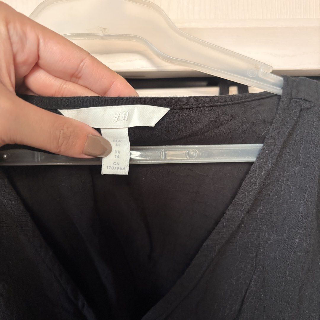 H&M Black Long Sleeve Tie Front Blouse (Category: Longsleeves) located in Makati City. Submitted by iu__00 (Listing ID 1470445075, Image 2). Description: - Brand: H&M - Color: Black - Size: Med - Style: Long sleeve crop top with V-neckline and button-front closure - Details: Trendy self-tie hem and lightweight textured fabric - Condition: Great pre-loved/new basic piece for layering or standalone wear.