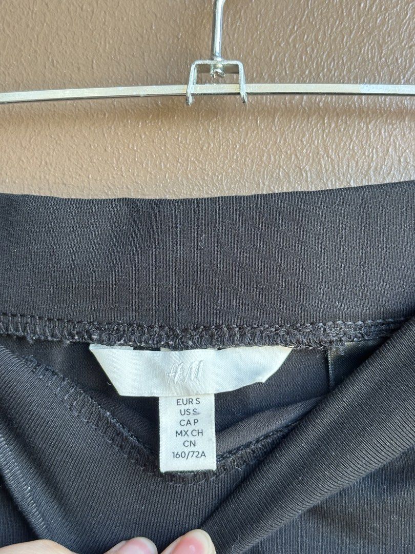H&M black mini skirt (Category: Skirts) located in Pasig City. Submitted by afterglowpreloved (Listing ID 1470458591, Image 3). Description: .