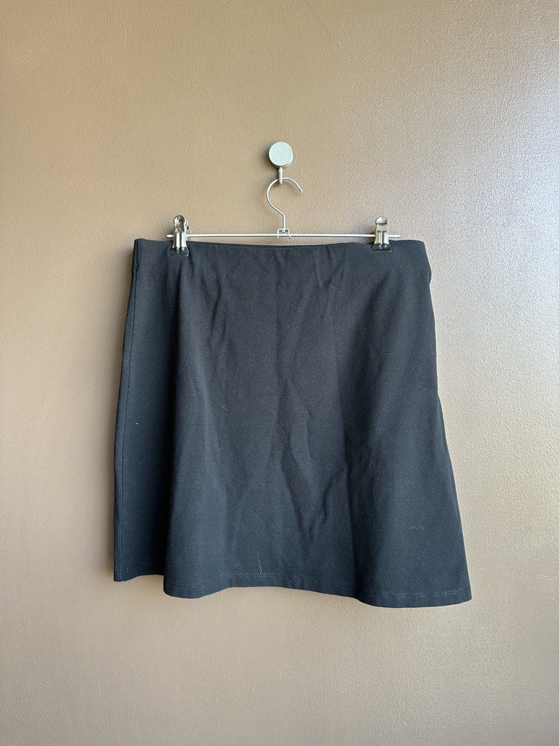 H&M black mini skirt (Category: Skirts) located in Pasig City. Submitted by afterglowpreloved (Listing ID 1470458591, Image 2). Description: .