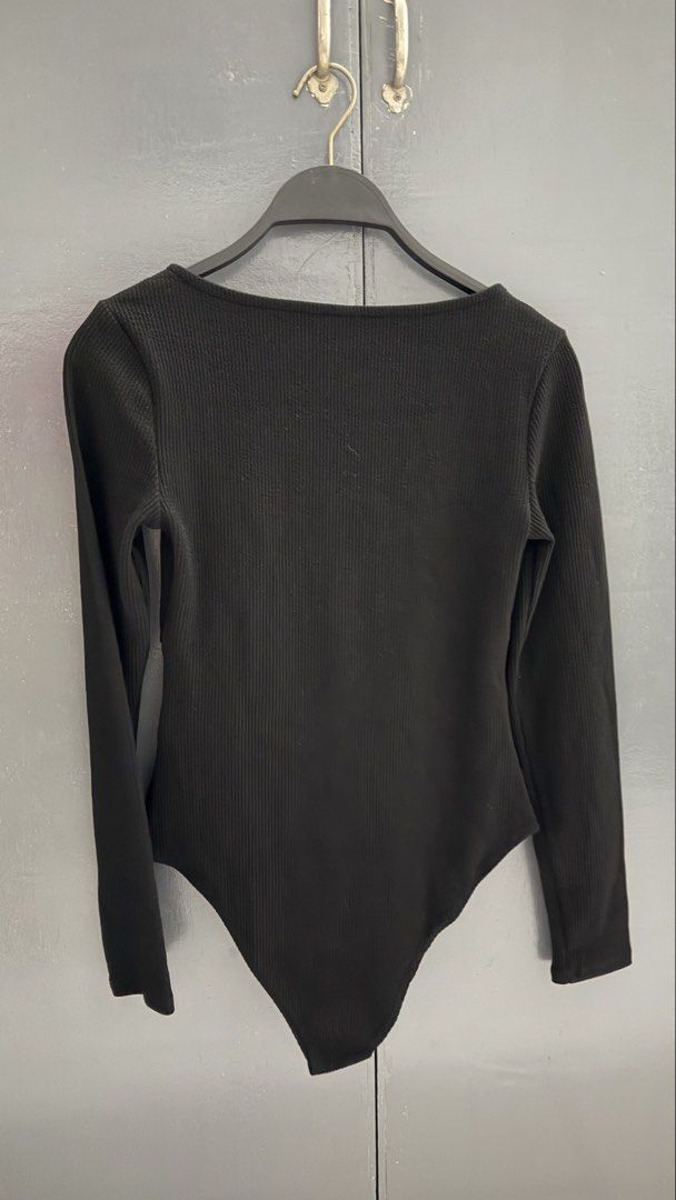 H&M Black Ribbed Long Sleeve Bodysuit (Category: Longsleeves) located in Quezon City. Submitted by kktanigue (Listing ID 1470479508, Image 2). Description: - Brand new - never been used - H&M Size Small - Price is nego if sure buyer - Buyer will shoulder sf/df - Loc: Nocaliches, QC.