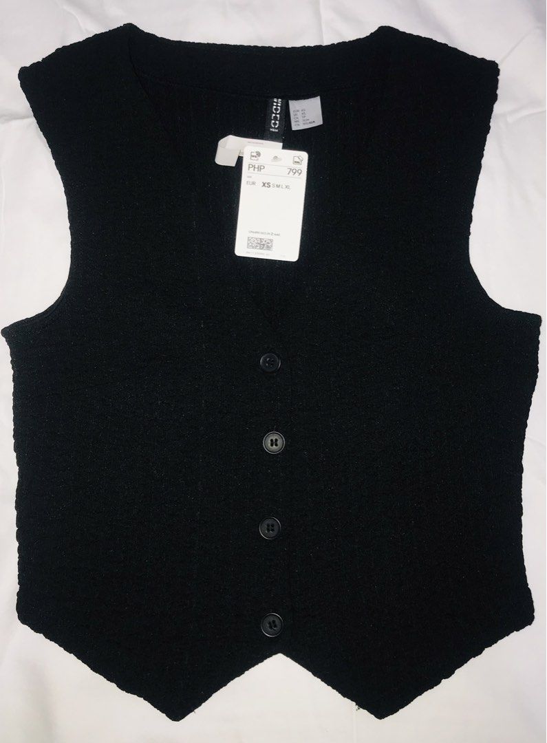 H&M Black sleeveless button-up suit vest (Category: Sleeveless) located in Manila. Submitted by freecat.21c0ee (Listing ID 1470436878, Image 1). Description: H&M black sleeveless button-up suit vest. size xs classic V- neck cut. stretchable very comfy to wear.
