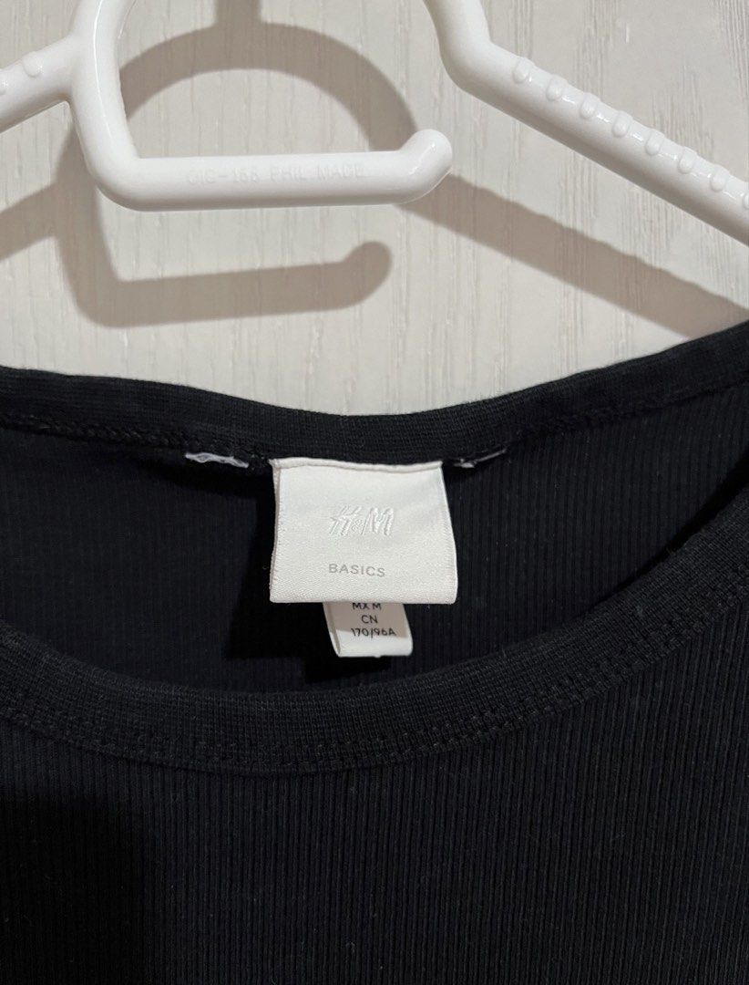 H&M Blacked Ribbed Tee (Category: Shirts) located in Manila. Submitted by daphnnnnne (Listing ID 1470459746, Image 2). Description: Item just needs washing. 📍Pasay 🚚 Lalamove, Grab.